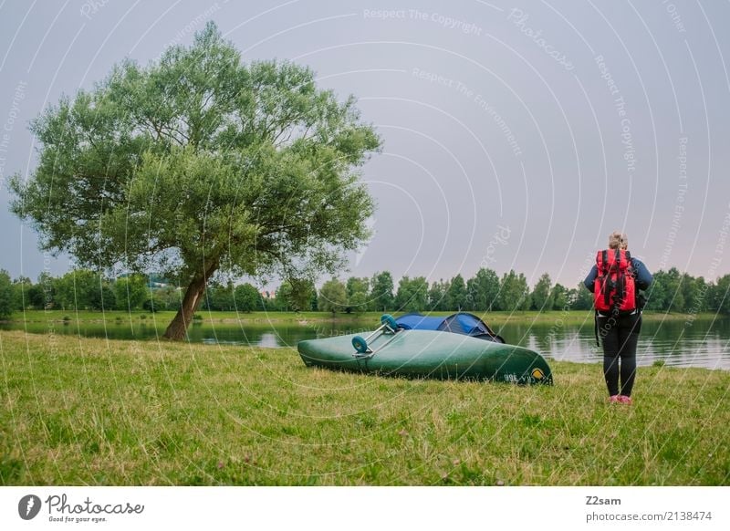 Schlafplatz gefunden Abenteuer Camping Sommerurlaub Junge Frau Jugendliche 18-30 Jahre Erwachsene Natur Landschaft Baum Wiese Seeufer Fluss Rucksackurlaub