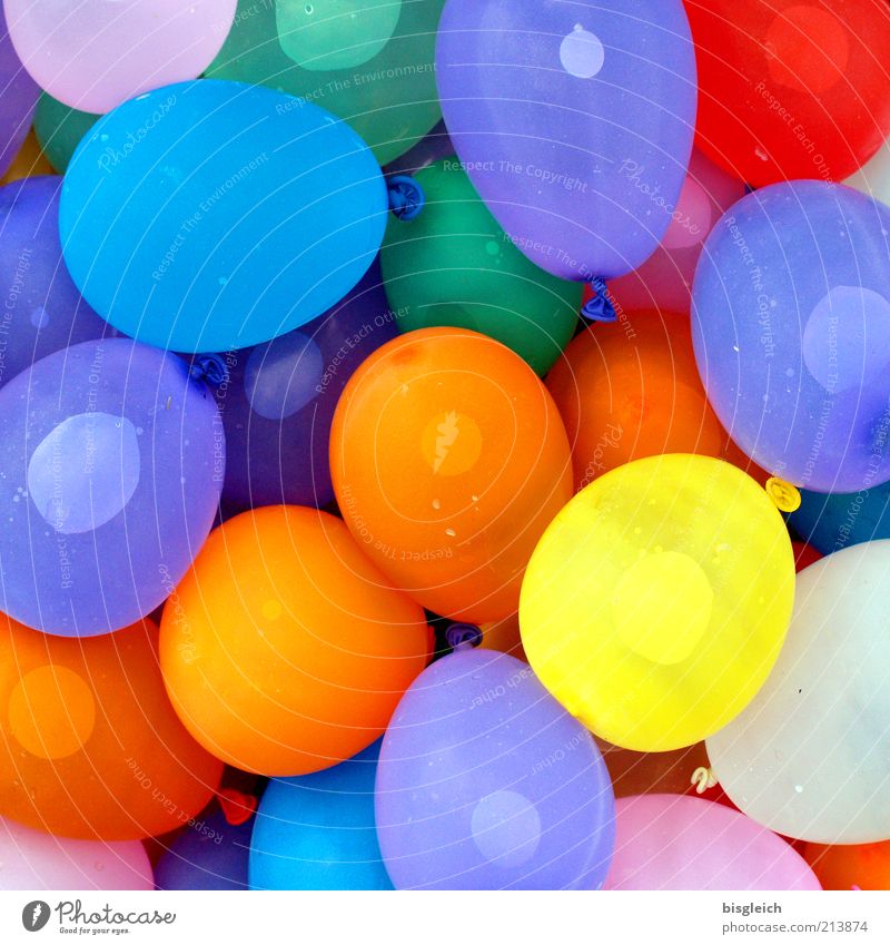 Wasserbomben Freude Spielen Party Luftballon Kunststoff Fröhlichkeit frisch lustig nass rund mehrfarbig Glück Lebensfreude Knoten Farbenspiel Farbstoff