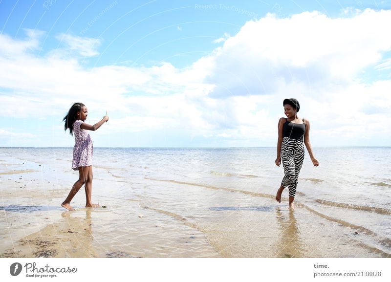 Gloria und Arabella feminin Frau Erwachsene 1 Mensch Wasser Himmel Wolken Schönes Wetter Wellen Küste Strand Ostsee Kleid schwarzhaarig langhaarig beobachten