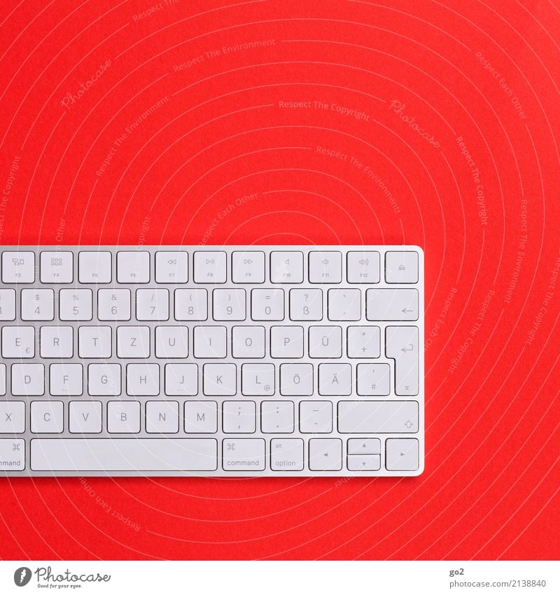 Tastatur auf rotem Hintergrund Arbeit & Erwerbstätigkeit Beruf Büroarbeit Arbeitsplatz Dienstleistungsgewerbe Medienbranche Werbebranche Business Hardware