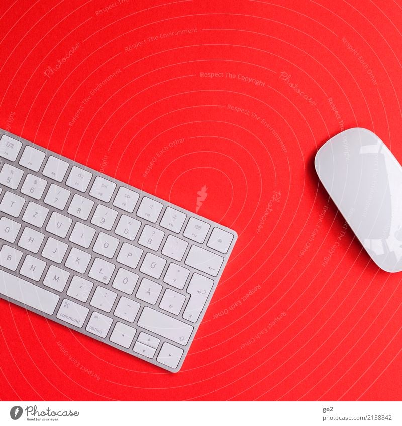 Tastatur und Maus auf rotem Hintergrund Schule Studium Arbeit & Erwerbstätigkeit Beruf Büroarbeit Arbeitsplatz Medienbranche Werbebranche Business Computer