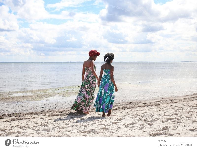 Arabella und Gloria feminin Mädchen Frau Erwachsene 2 Mensch Sand Himmel Wolken Horizont Sommer Schönes Wetter Küste Strand Ostsee Kleid Kopftuch schwarzhaarig