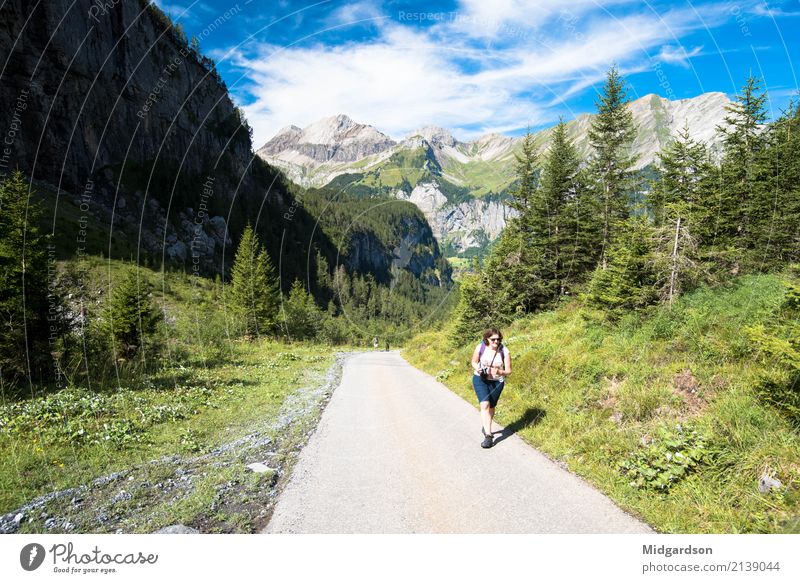 Wanderung in den Schweizer Alpen Lifestyle Leben Wohlgefühl Zufriedenheit Sightseeing Sommer Berge u. Gebirge wandern Mensch feminin 1 30-45 Jahre Erwachsene