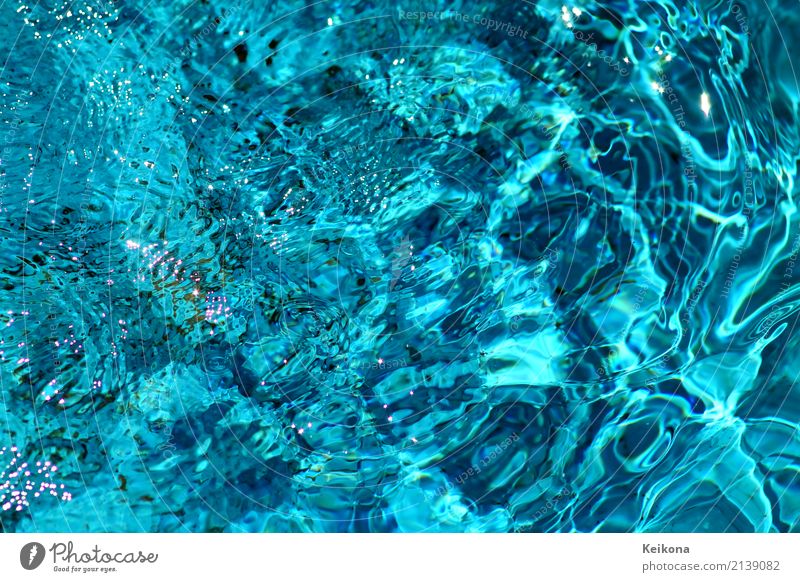 Swirling cyan blue water with light waves and spots. Umwelt Natur Wasser Wassertropfen Sonne Sommer Wellen Küste Seeufer Strand Meer Fluss Tropfen