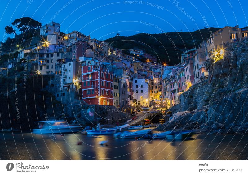 Riomaggiore bei Nacht Cinque Terre Ligurien Italien Meer Landschaft Küste Dorf Altstadt Architektur historisch Beleuchtung la spezia reisen panorama Europa