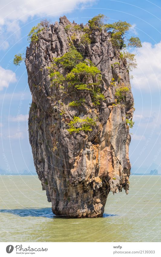 Schiefer Felsen Khao Phing Kan insel in Thailand exotisch Erholung Ferien & Urlaub & Reisen Tourismus Sommer Sonne Meer Insel Wasser Bucht blau Idylle Lagune