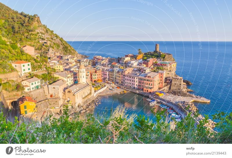 Vernazza Cinque Terre Ligurien Italien Meer Landschaft Küste Dorf Altstadt Architektur historisch la spezia Beleuchtung reisen panorama Europa Klippe Farbfoto