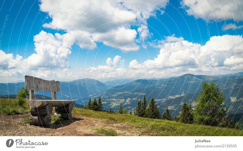 Ausblick von einer Bank auf die Nockberge Europa Österreich Bundesland Kärnten Alpen nockalm gerlitzen innerkrems Aussicht Panorama (Aussicht)