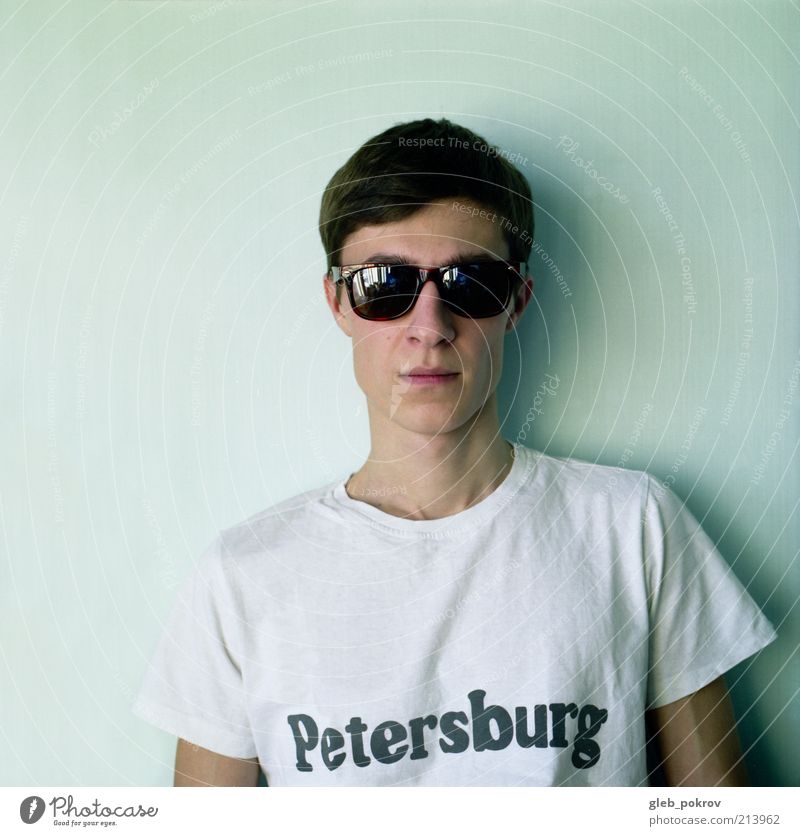 Doc #pet Mensch Haare & Frisuren 1 Bekleidung T-Shirt Sonnenbrille brünett hören Farbfoto Textfreiraum links Tag Zentralperspektive Porträt Oberkörper
