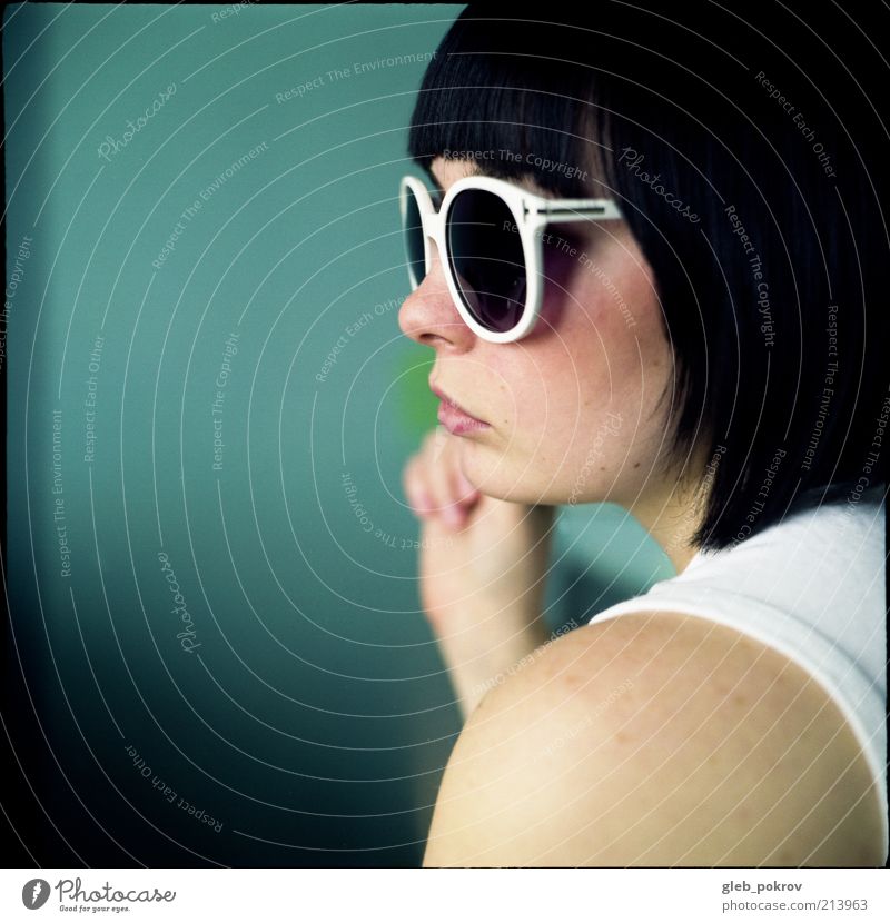 Doc #dubr Junge Frau Jugendliche Haut Haare & Frisuren Nase 1 Mensch T-Shirt Accessoire Sonnenbrille brünett genießen 6x6 Farbfoto Innenaufnahme