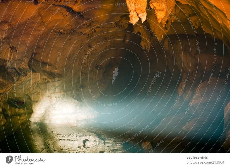 unterirdisch Erde Sommer Höhle Tropfsteinhöhle Tropfsteine Guilin China alt träumen kalt Schatten Lichtstrahl blau orange Langzeitbelichtung Scheinwerfer