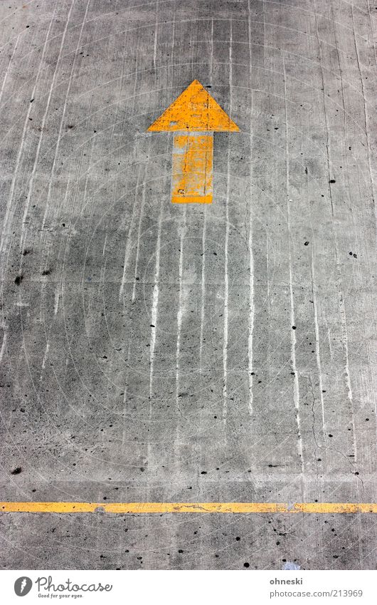 Nach vorne schau´n Verkehrswege Autofahren Straße Verkehrszeichen Verkehrsschild Zeichen Pfeil Streifen grau Richtung Wegweiser Farbfoto Vogelperspektive