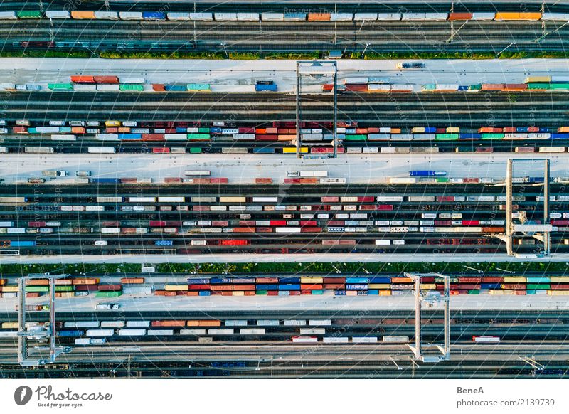 Güterzüge und bunte Container in einem Logistik Bahnhof Wirtschaft Industrie Handel Güterverkehr & Logistik Business Technik & Technologie Fortschritt Zukunft