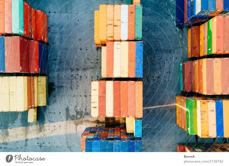 Bunte Fracht Container in einem Waren Lager Wirtschaft Industrie Handel Güterverkehr & Logistik Business Verkehr Lastwagen Containerschiff Güterzug