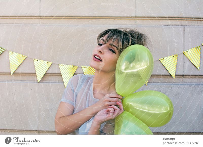 Parte Mädchen Lifestyle Freude Feste & Feiern Geburtstag feminin Junge Frau Jugendliche Luftballon Denken genießen Lächeln lachen Freundlichkeit Fröhlichkeit
