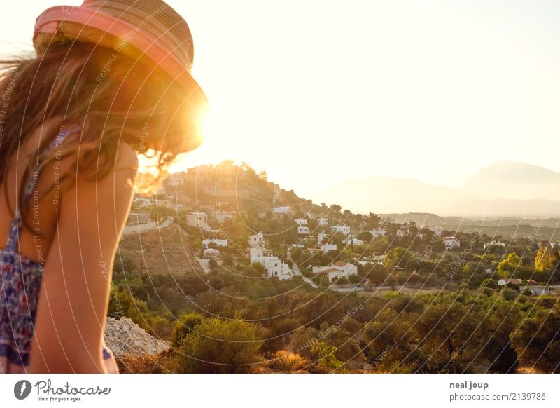 Endless Summer feminin Mädchen 1 Mensch 8-13 Jahre Kind Kindheit Landschaft Sonnenlicht Sommer Schönes Wetter Hügel Insel Kreta Griechenland Dorf Hut Blick