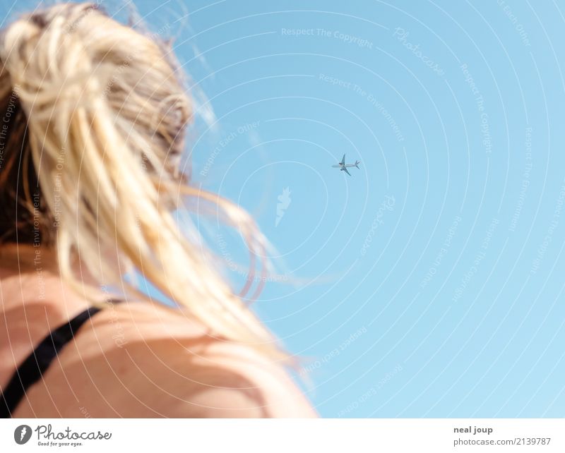 Fernweh Ferien & Urlaub & Reisen Sommerurlaub Luftverkehr feminin Junge Frau Jugendliche Wolkenloser Himmel Flugzeug fliegen Blick träumen frei blau Flugangst