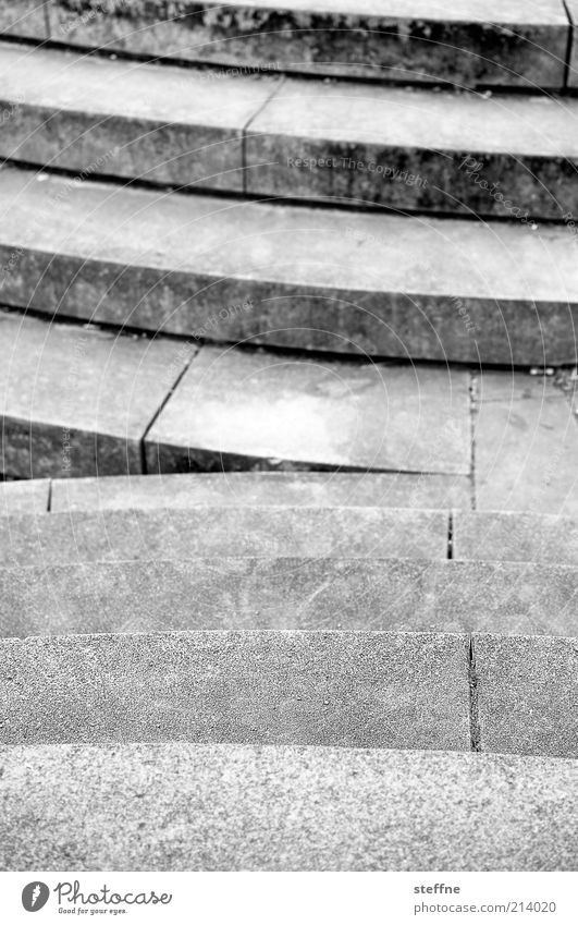 [H 10.1] treppauf, treppab Treppe Stein Beton grau trist abwärts aufwärts Schwarzweißfoto Außenaufnahme Schwache Tiefenschärfe außergewöhnlich Ecke Steintreppe