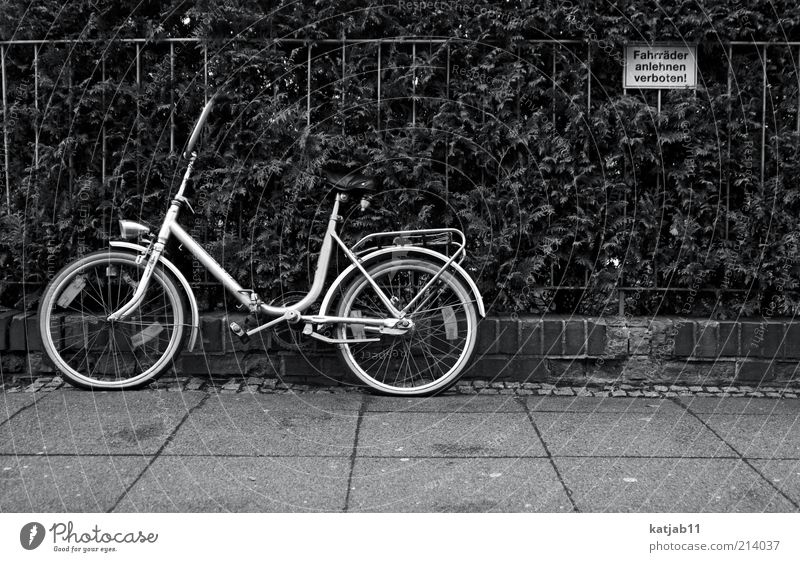 Bike Zaun Bürgersteig Fahrrad Hinweisschild Warnschild Tabubruch Verbote Stillleben Schwarzweißfoto Außenaufnahme Menschenleer Textfreiraum unten Tag parken