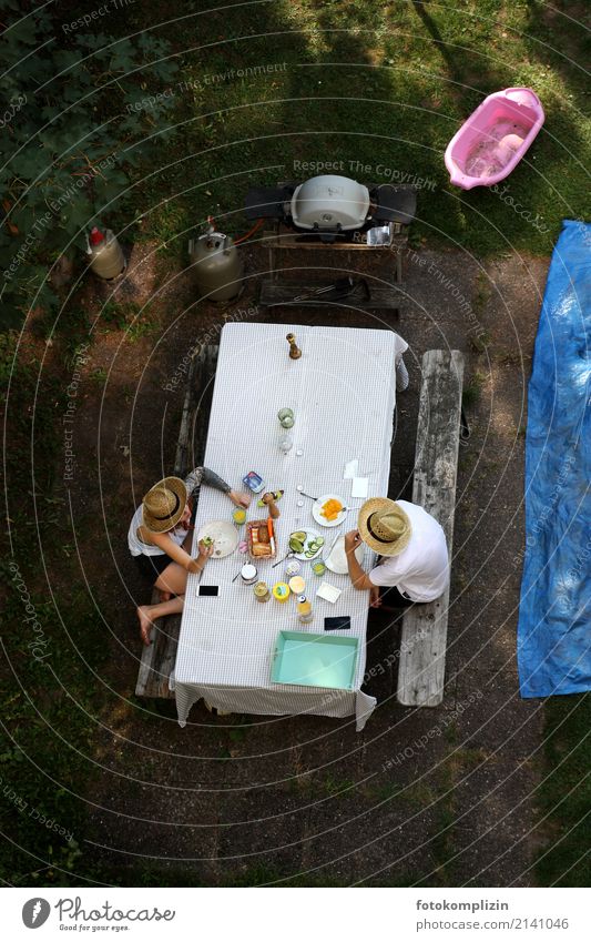 Frühstück im Garten - Blick von oben auf zwei Personen / Mann und Frau, die an einem Tisch sitzen, essen und miteinander reden Ernährung Essen Glück Paar