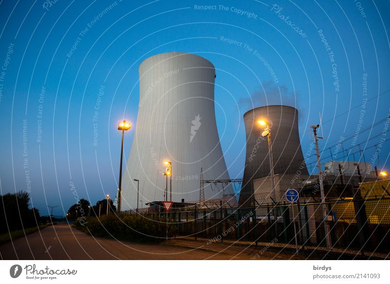 Energieriese Videokamera Energiewirtschaft Kernkraftwerk Wolkenloser Himmel Nachthimmel Philippsburg Deutschland Industrieanlage Kühlturm Straße Verkehrszeichen