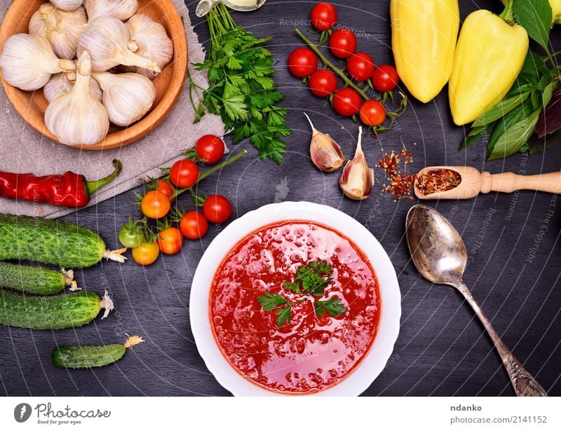 Frische kalte Tomaten- und Gemüsesuppe Brot Suppe Eintopf Kräuter & Gewürze Ernährung Mittagessen Abendessen Vegetarische Ernährung Diät Teller Löffel Sommer