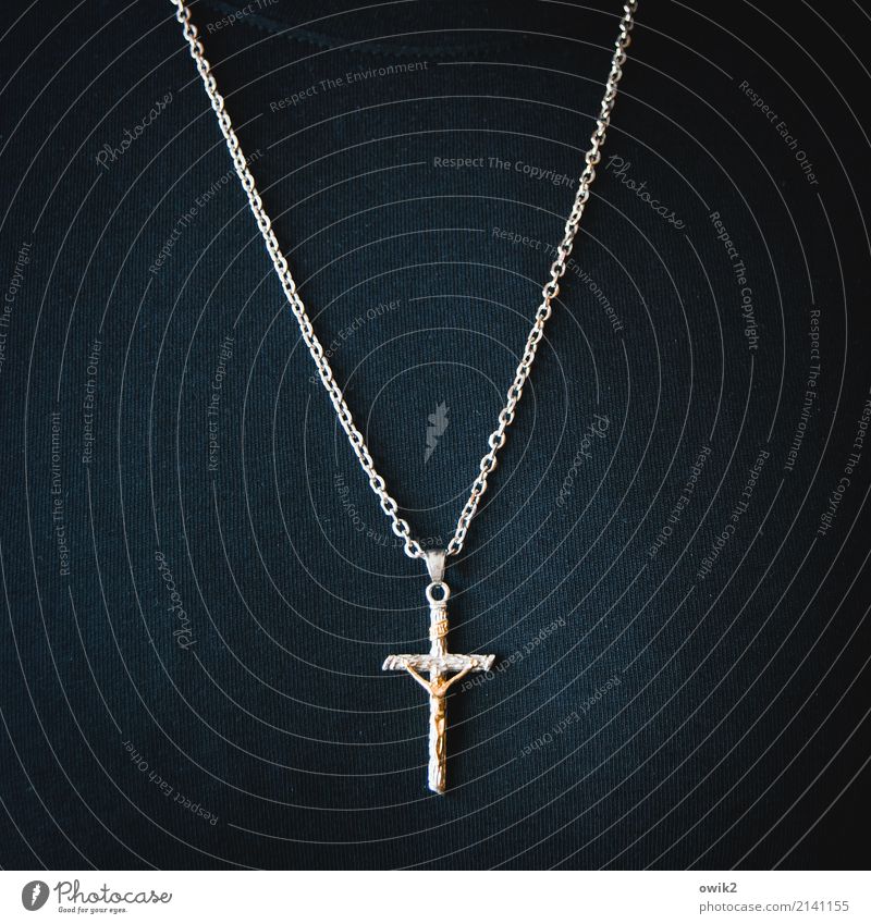 Glaubensbekenntnis Junger Mann Jugendliche Körper Brust 30-45 Jahre Erwachsene Metall Zeichen Halskette Christliches Kreuz Kruzifix hängen tragen einfach fest