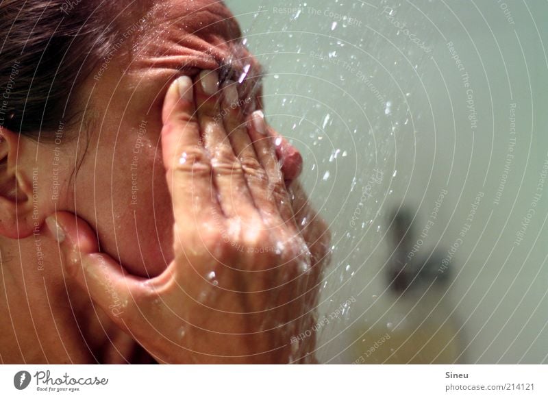 kaltes, klares Wasser II Körperpflege Haut Gesicht Frau Erwachsene Hand Reinigen frisch nass Reinheit Unter der Dusche (Aktivität) Waschen Frauengesicht
