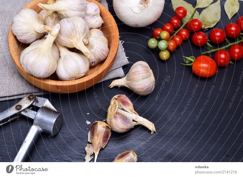 Frischer Knoblauch in einer hölzernen Schüssel Gemüse Kräuter & Gewürze Ernährung Schalen & Schüsseln Holz Metall grau rot schwarz weiß Lebensmittel Tomate