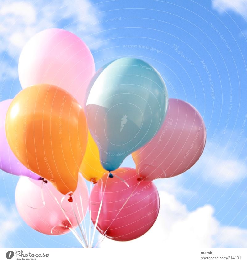 dem Himmel so nah Wolken mehrfarbig Luftballon fliegen fliegend Geburtstag Anlass Freiheit schön Schönes Wetter Farbfoto Außenaufnahme Sonnenlicht viele