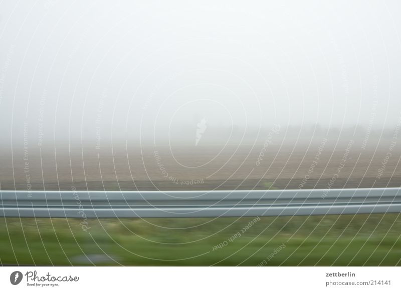 Nebel Landschaft Feld Straßenverkehr Autofahren Leitplanke Dunst trüb hell dunstig Perspektive Geschwindigkeit heimweg Farbfoto Gedeckte Farben Außenaufnahme