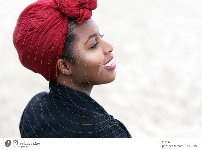 Arabella feminin Frau Erwachsene 1 Mensch Strand Jacke Kopftuch beobachten Lächeln lachen Blick Freundlichkeit Fröhlichkeit schön Gefühle Freude selbstbewußt