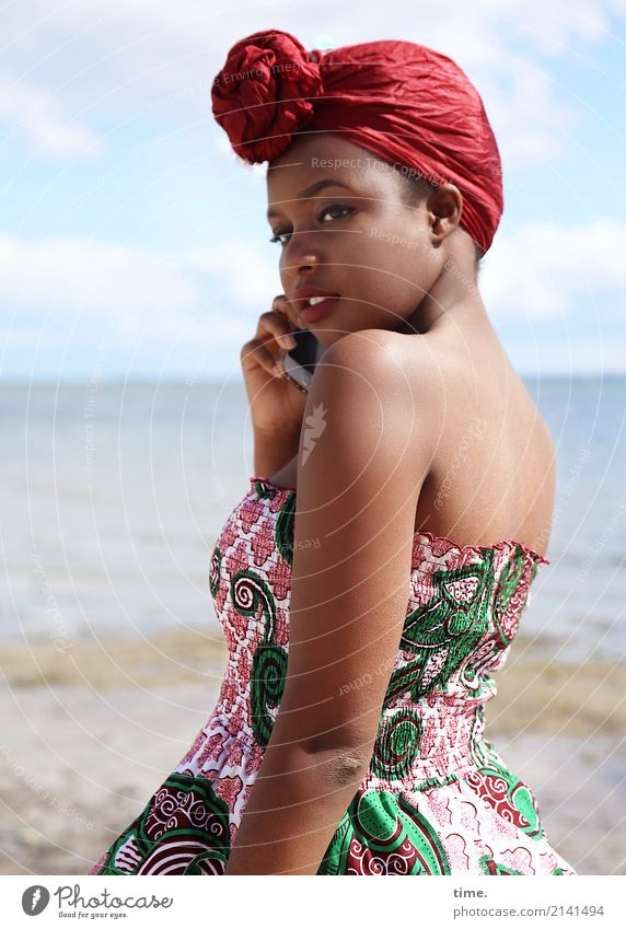 Arabella feminin Frau Erwachsene 1 Mensch Horizont Schönes Wetter Küste Ostsee Kleid Kopftuch beobachten Blick stehen Telefongespräch schön selbstbewußt
