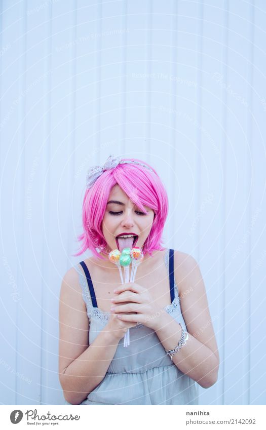 Junge Frau mit rosa Haaren leckt Lutscher Lebensmittel Süßwaren Essen Lifestyle Freude schön Wellness Feste & Feiern Mensch feminin Jugendliche 1 18-30 Jahre