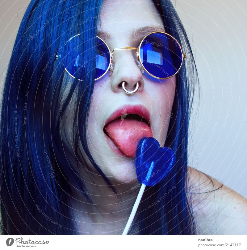 Junge Frau mit dem blauen Haar und blauen Gläsern einen Lutscher leckend Süßwaren Lollipop Essen Lifestyle Stil schön Haut Gesicht Mensch feminin Jugendliche 1