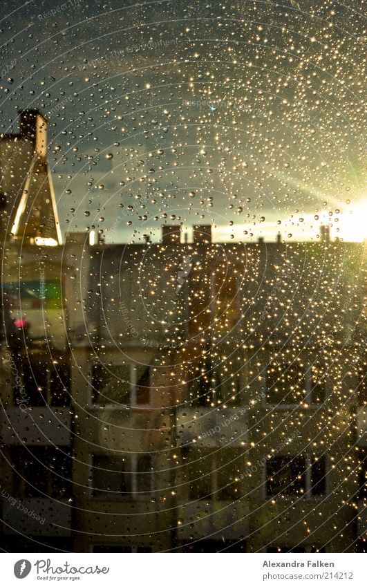 After the rain. Haus Bauwerk Gebäude Mehrfamilienhaus Dach Schornstein Dachgiebel nass Regen Fensterscheibe Gegenlicht Farbfoto Abend Dämmerung Schatten