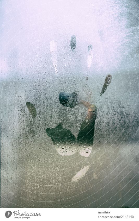Menschlicher Handdruck in einem nassen Fenster Klima Wetter schlechtes Wetter Nebel Regen Glas Kristalle Spuren dreckig dunkel authentisch einzigartig Stimmung