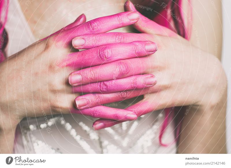 Hände der jungen Frau schlossen sich und malten mit Rosa Stil Design Schminke Mensch feminin Junge Frau Jugendliche Hand Finger 1 18-30 Jahre Erwachsene Kunst