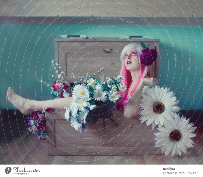Künstlerisches Portrait einer jungen Frau rundete durch Blumen Stil Design exotisch Freude schön Haare & Frisuren Innenarchitektur Möbel Raum Mensch feminin