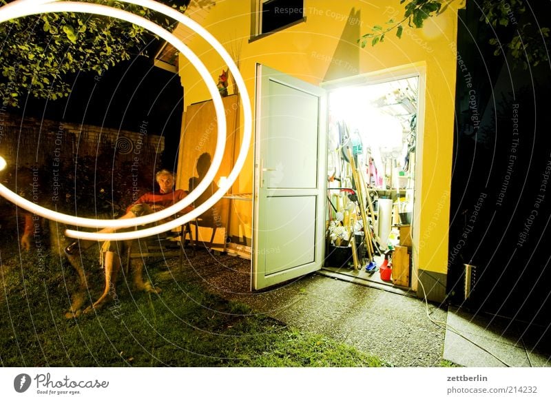 Nachts im Garten 1 Mensch 45-60 Jahre Erwachsene Scheune Spirale Taschenlampe Gartenhaus Licht erleuchten Ordnung Tür offen sitzen Doppelbelichtung