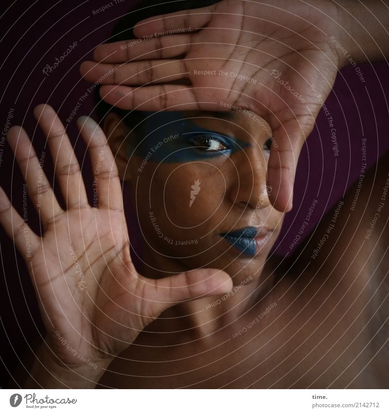 . Schminke feminin Frau Erwachsene Hand 1 Mensch beobachten festhalten Blick dunkel schön selbstbewußt Willensstärke Sicherheit Schutz Verschwiegenheit