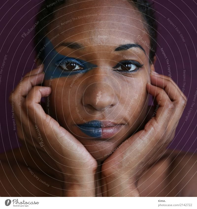 . Schminke feminin Frau Erwachsene 1 Mensch schwarzhaarig kurzhaarig beobachten Denken festhalten Blick warten außergewöhnlich schön selbstbewußt Willensstärke