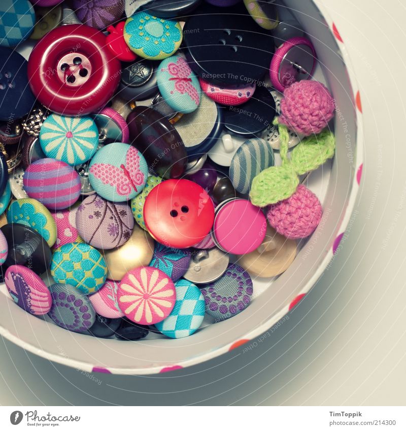 Button Box Sammlung mehrfarbig Handarbeit Knöpfe Knopfloch Muster Kasten Schachtel Behälter u. Gefäße aufbewahren Ordnung Ordnungsliebe Dekoration & Verzierung