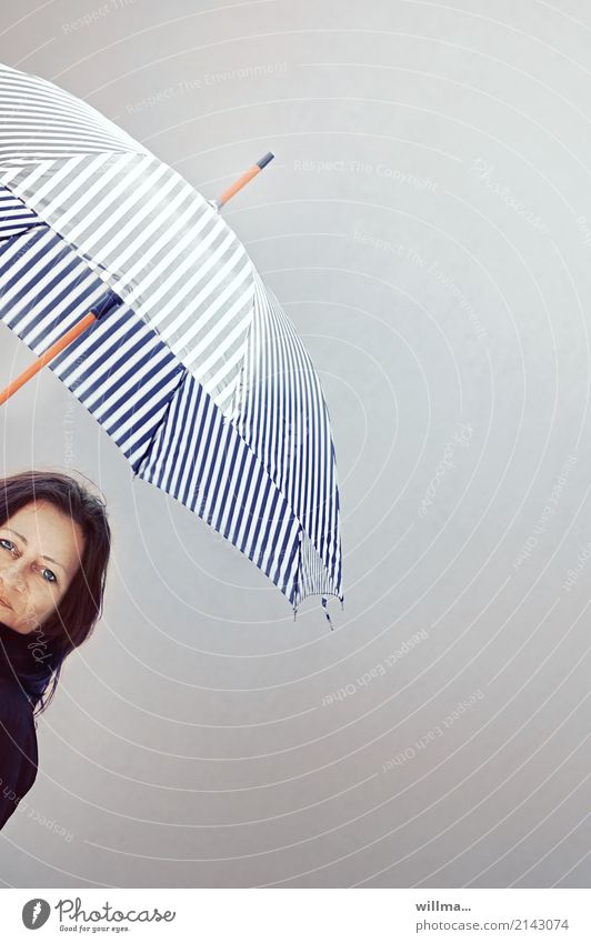 Frau mit Regenschirm und Textfreiraum Wetter Blick in die Kamera Regenwetter gestreift feminin Erwachsene Mensch freundlich brünett Hintergrund neutral fröhlich
