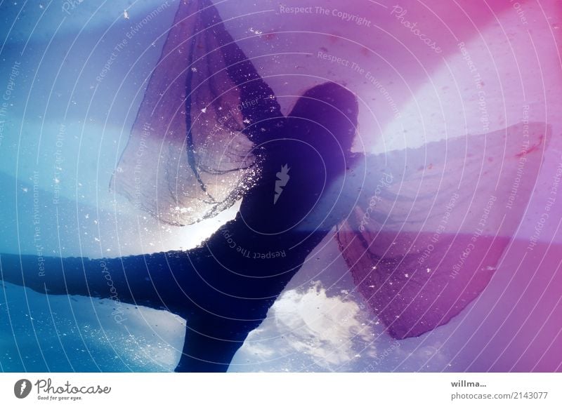 Die Traumtänzerin - Frau tanzt mit einem Tuch wie mit Engelsflügeln, im Hintergrund Wasser, in dem sich eine Wolke spiegelt Tanz fliegen Tanzen Traumwelt