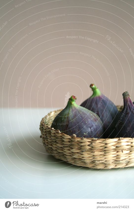 Feigenkörbchen Lebensmittel Ernährung grün violett Korb lecker Frucht Dekoration & Verzierung Farbfoto Innenaufnahme Textfreiraum oben Sonnenlicht Schatten