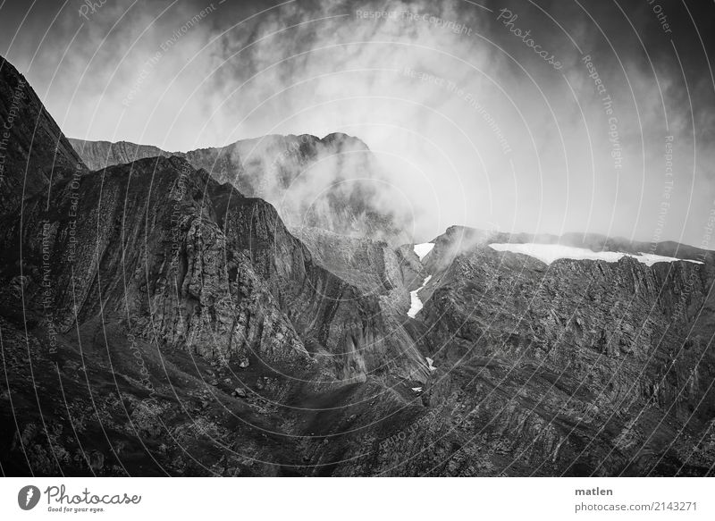 Hoch in den Pyrenäen Natur Landschaft Himmel Wolken Sommer Felsen Berge u. Gebirge schwarz weiß Schnee steil Schwarzweißfoto Außenaufnahme Muster