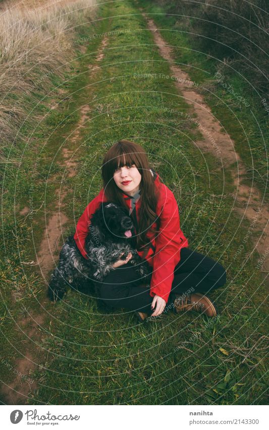 Junge Frau mit ihrem Hund in einem grünen ländlichen Weg Lifestyle Abenteuer Freiheit Expedition wandern Mensch feminin Jugendliche 1 18-30 Jahre Erwachsene