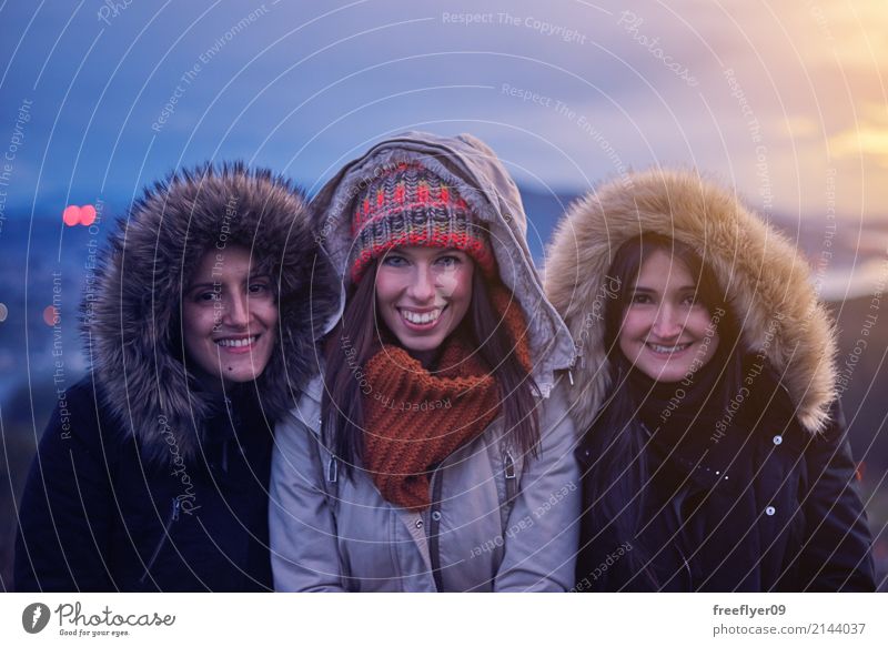Drei Frauen in Winterkleidung schauen in die Kamera Lifestyle Freizeit & Hobby Ferien & Urlaub & Reisen Ausflug wandern Mensch feminin Junge Frau Jugendliche