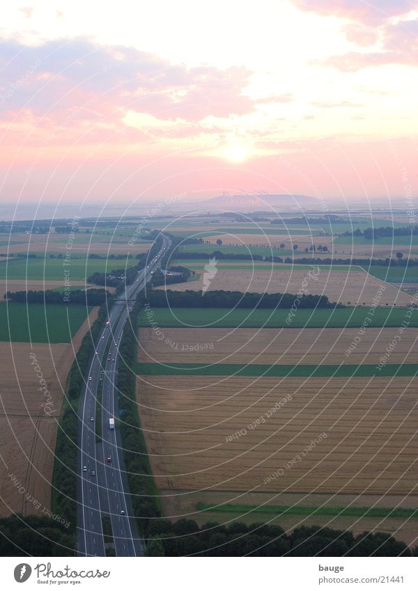 Sonnenaufgang über der Autobahn Niederrhein Braunkohle Getreide Bergbau Stromkraftwerke Nebel Ballonfahrt
